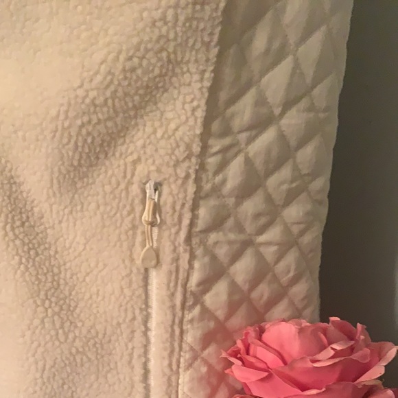 Vineyard Vines Sherpa Quilted Vest - Picture 9 of 9